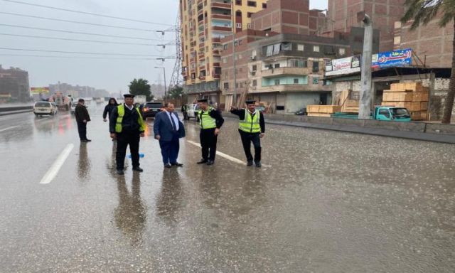 مساعد وزير الداخلية للشرطة المتخصصة ومديرعام المرور يقودان الخدمات المرورية تحت الأمطار
