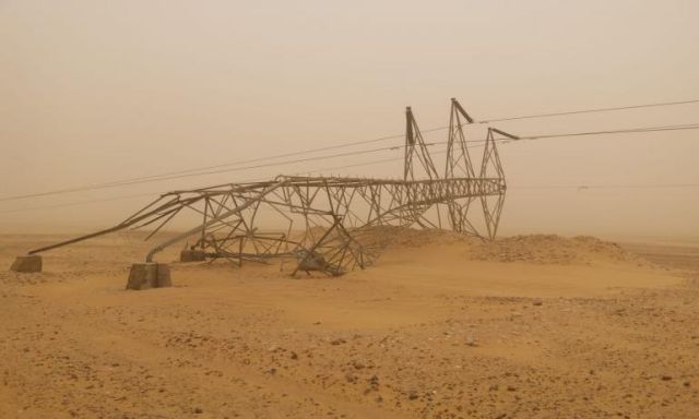 بالصور.. العاصفة الترابية تؤدى لسقوط 7 أبراج كهربائية بمحافظة الوادى الجديد