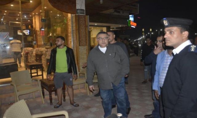 بالصور .. محافظ البحر الأحمر يواصل حملاته الليلية المكبرة على المقاهي والصيدليات والسايبرات