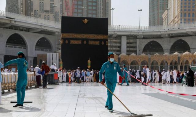 هيئة كبار العلماء بالسعودية تقرر إيقاف صلاة الجمعة والجماعة بالمساجد