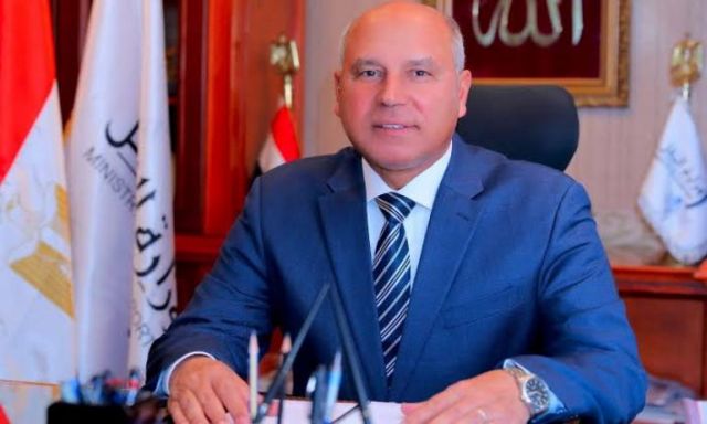 وزير النقل يتفقد مواقع تطوير طريق ”القاهرة – أسوان” الغربى