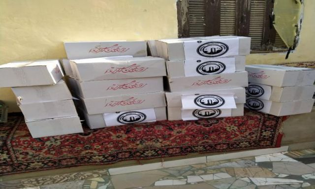 كلية صيدلة جامعة حلوان توزع 150 كرتونة مواد غذائية على العمالة اليومية بالصف