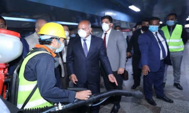 وزير النقل يوجه باستمرار أعمال التطهير والتعقيم للقطارات والمحطات