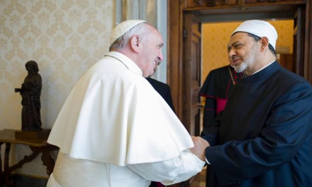البابا فرنسيس يهنئ الامام الأكبر بشهر رمضان