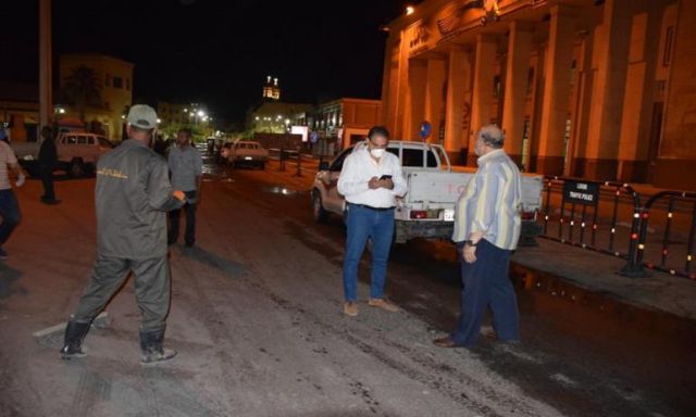 بالصور ..  أعمال التطهير والتعقيم للطرق والشوارع الرئيسية بمدينة الأقصر
