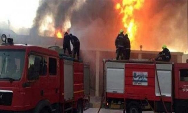 الحماية المدنية تحاول السيطرة على حريق أحد مصانع المواد الغذائية بـ أكتوبر