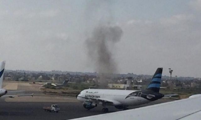 إصابة خزانات وقود الطيران في مطار معيتيقة الدولي في  هجوم صاروخي