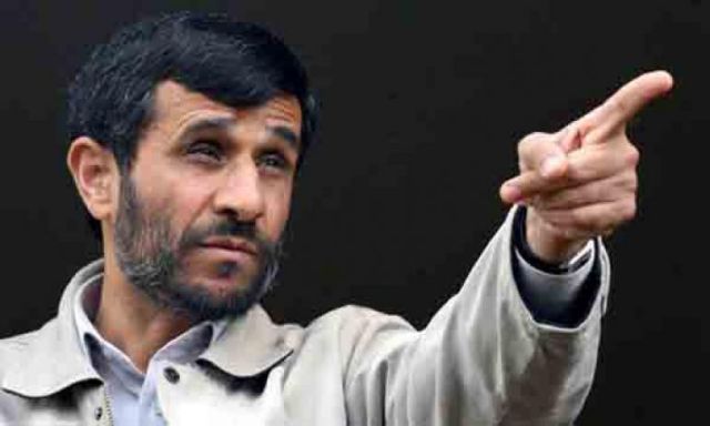 متظاهرون يرشقون أحمدى نجاد بالأحذية بعد لقاءه بشيخ الأزهر