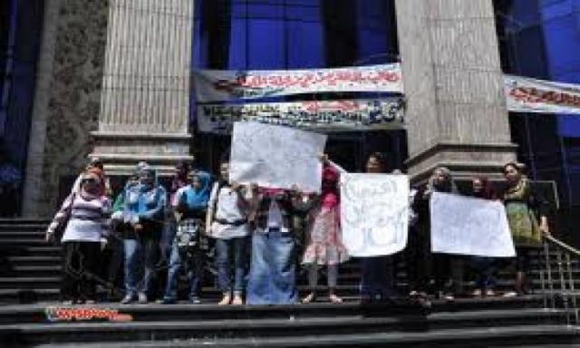 49 صحفياً بجريدة الجمهورية يعتصمون أمام نقابة الصحفيين اعتراضا على استبعادهم