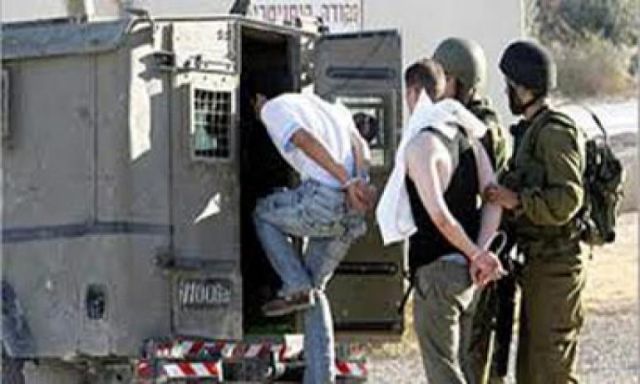 اعتقال  19 فلسطيني على يد الجيش الإسرائيلي بينهم صحفي