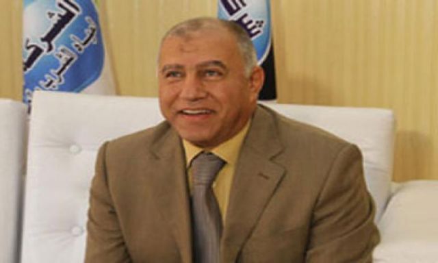 محافظ القاهرة وقائد المنطقة المركزية يضعان أكليل من الزهور فى يوم الشهيد