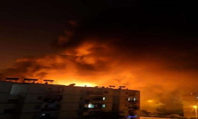 عاجل ..قوات الحماية تواصل جهودها للسيطرة على الحريق الهائل بالعاشر من رمضان