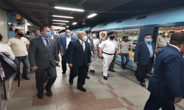 وزير النقل يتفقد محطة مترو الشهداء