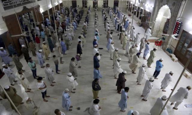 برلمانى يطالب بفتح المساجد: لعل الصلاة تنجح فيما فشل فيه الطب
