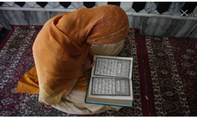هل يجوز للمرأة قراءة القرآن بدون حجاب؟.. الإفتاء تجيب