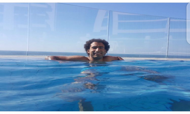علي ربيع يشارك جمهوره بصورة من حمام السباحة