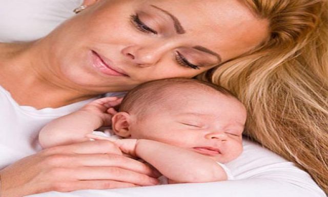دراسة: النساء يصبن بعد الولادة بأعراض الوسواس القهري
