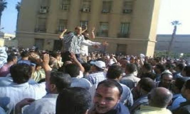 اعتصام سائقى ” بنك مصر ” امام المقر الرئيسى