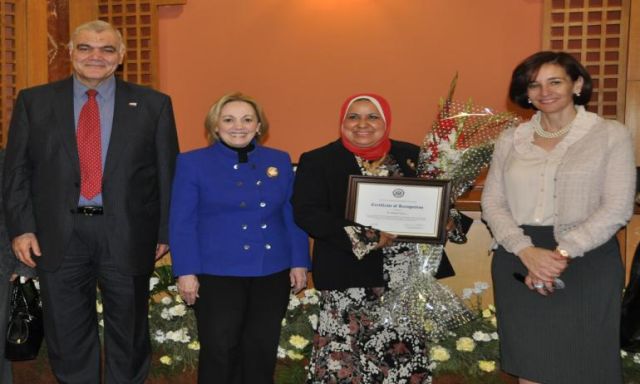 سفيرة امريكا تقدم جائزة المرأة في العلوم لعام 2013 إلى الدكتورة بشرى سالم بجامعة الإسكندرية