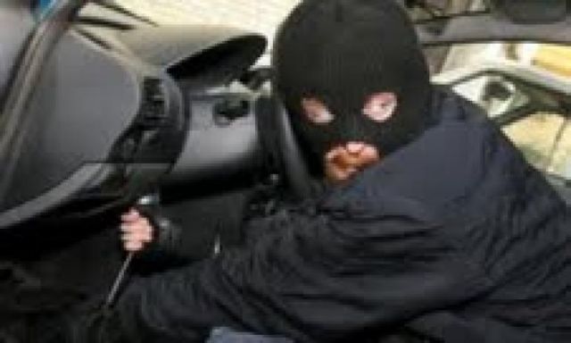ضبط تشكيل عصابى تخصص فى سرقة السيارة بالإكراه وبحوزتهما سيارة مُبلغ بسرقتها و2 فرد محلى الصنع