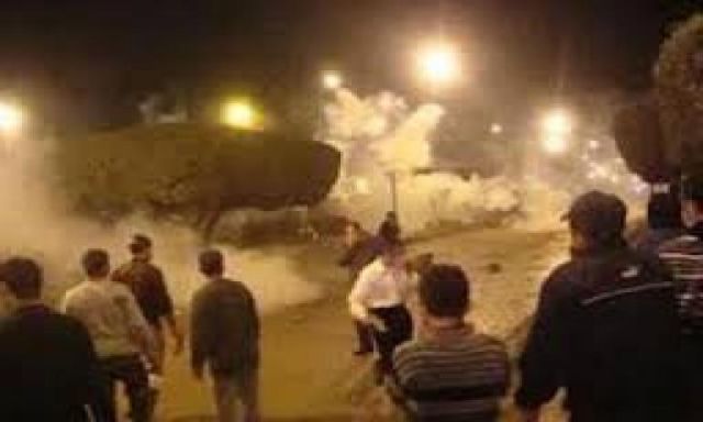 بالفيديو .. الإخوان يرشقون المتظاهرين بالحجارة