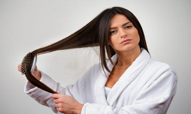 تعرفى على الطرق الصحيحة التى تمنع تساقط الشعر عند النساء