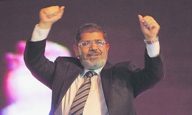 أتباع مرسى يهتفون له بعد خروجه من صلاة الجمعة بالتجمع الخامس