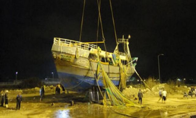 هيئة قناة السويس تنجح فى انتشال سفينة صيد غارقة ببورسعيد