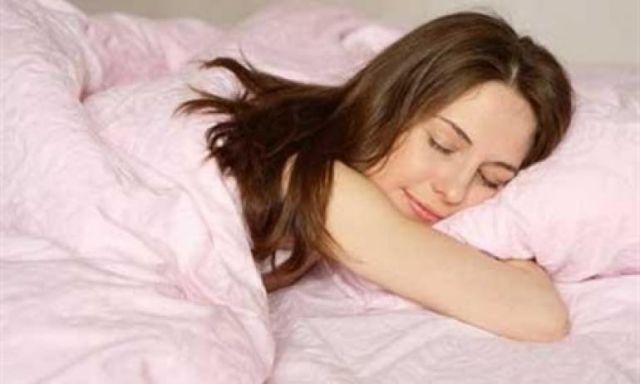 باحثون نيويورك: النوم على البطن وغسل الوجه أكثر من مرة باليوم خطر على البشرة