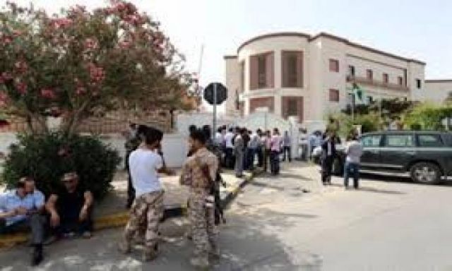 بعد الخارجية والداخلية .. مسلحون يحاصرون وزارة العدل الليبية