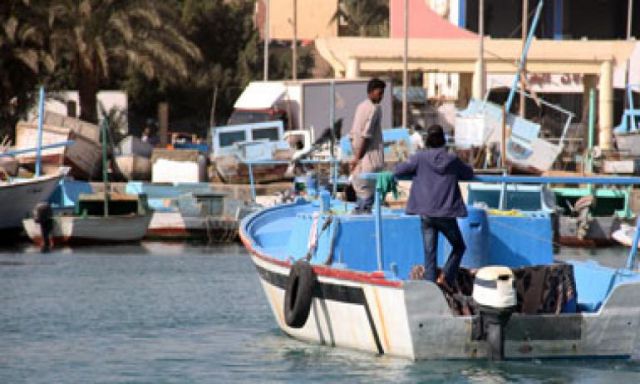 اعتصام عمال مركب وادى النيل بسبب التأمينات