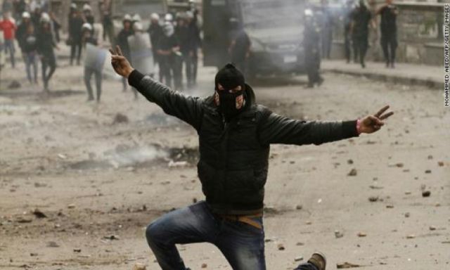 جنح قصر النيل تعاقب 17 متهمًا فى أحداث ميدان التحرير بالحبس 3 سنوات و 5 أشهر وغرامة 500 جنيه