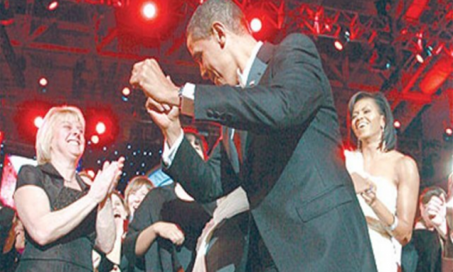 الرئيس الأمريكى يرقص على موسيقى ”غانغام ستايل”