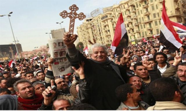 متظاهرو ميدان التحرير يواصلون هتافاتهم ضد الرئيس: يا بديع قول لمرسى الزنزانة بعد الكرسى