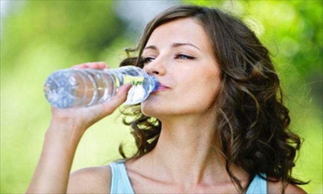 دراسة جديدة: الإكثار من شرب الماء من شأنه أن يخفّف من أوجاع الرأس