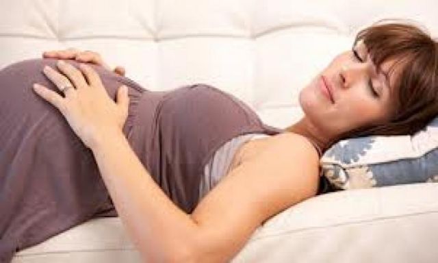 ”ديلي تلغراف”: الحامل التي تنام على ظهرها عرضة لخطر أكبر لولادة طفل ميت