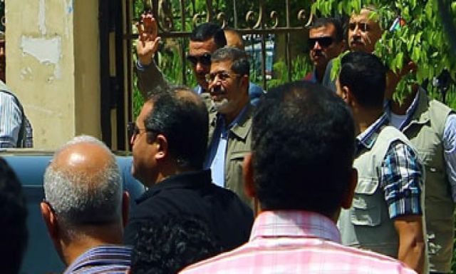 مرسى يؤدى صلاة الجمعة بمسجد الفاروق