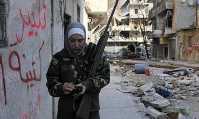إمرأة سورية تحمل الكلاشينكوف وتتحدى حزب الله