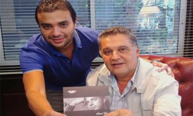 رامي صبري يحتفل مع ” محسن جابر ” بأول نسخة من ألبوم ”وأنا معاه ”