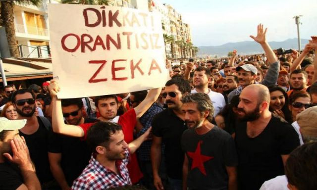 بالصور .. الفنانون والمعارضون لـ”أردوغان”: اللصوص لن يفضوا الاعتصام ياكبير الحرامية