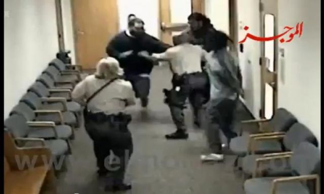 بالفيديو..  مشاجرة عنيفة بين مجموعتين في أحد المحاكم بواشنطن