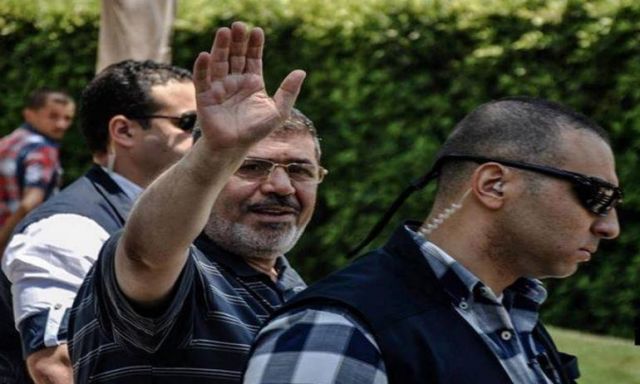 الرئيس محمد مرسى يرتدى ”تيشيرت” ويحيى المصريين عقب أداءه صلاة الجمعة