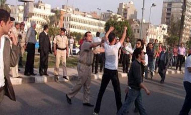 اشتباكات بالطوب أمام محافظة الدقهلية بين متظاهرين وإخوان