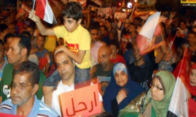 مسيرة بالكروت الحمراء داخل ميدان التحرير وسط هتاف ”يسقط _يسقط حكم المرشد”