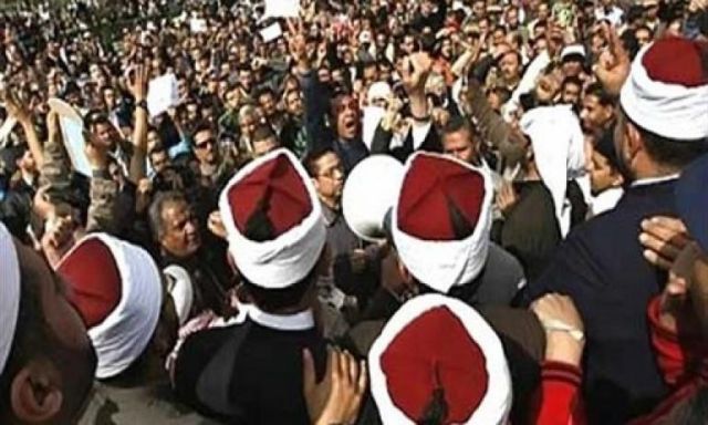 ميدان التحرير يستقبل مسيرة الأزهر بإطلاق الشماريخ