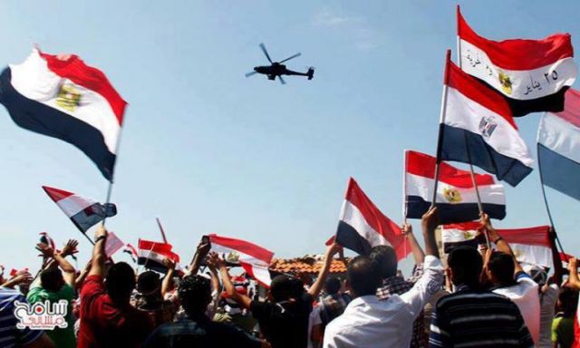 بالصور.. المتظاهرين يلتقطوا صورا لهم مع طائرات الهليكوبتر فى ميدان التحرير