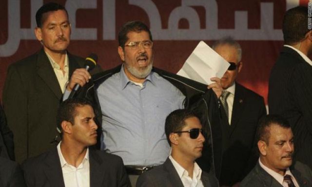 صلاح منتصر: أتحدي محمد مرسي أن ينزل ميدان التحرير ويفتح صدره لمن انتخبوه
