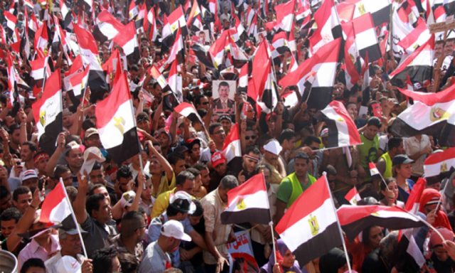 سيارات شرطة ترفع اعلام مصر فى اعتصام وزارة الدفاع