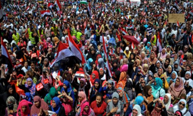 مسيرتا الأنبا موسي وإمبابة تصلان ميدان التحرير وسط هتافات ”يسقط حكم المرشد”