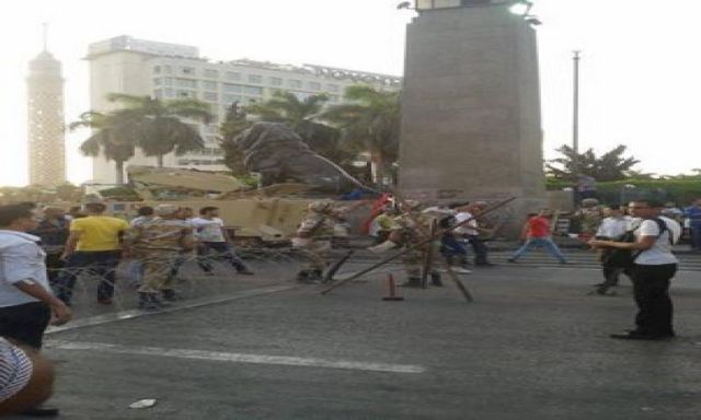عاجل.. الجيش يغلق ميدان التحرير بالأسلاك الشائكة